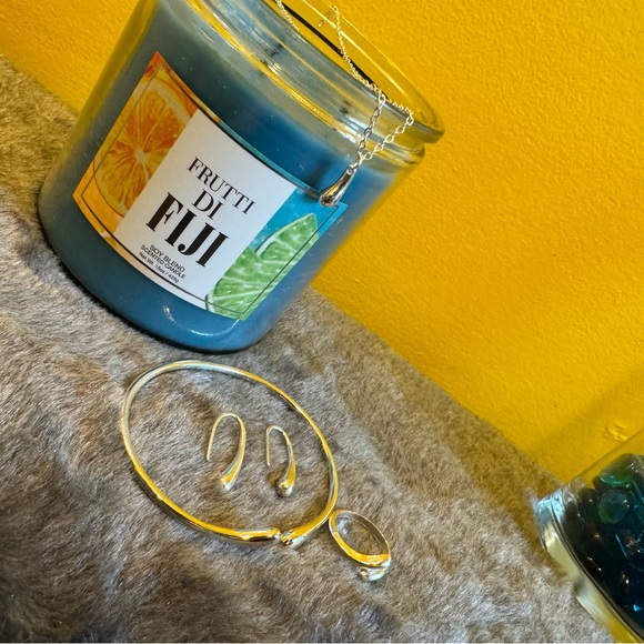 Silvery Tear Drop 4 Piece Jewelry Set - Picture 7 of 8